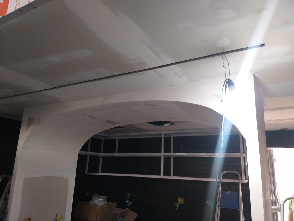 Forros com sancas croicas, testeiras, rebaixos, leds sanca ondulada e rebaixo decorativo.