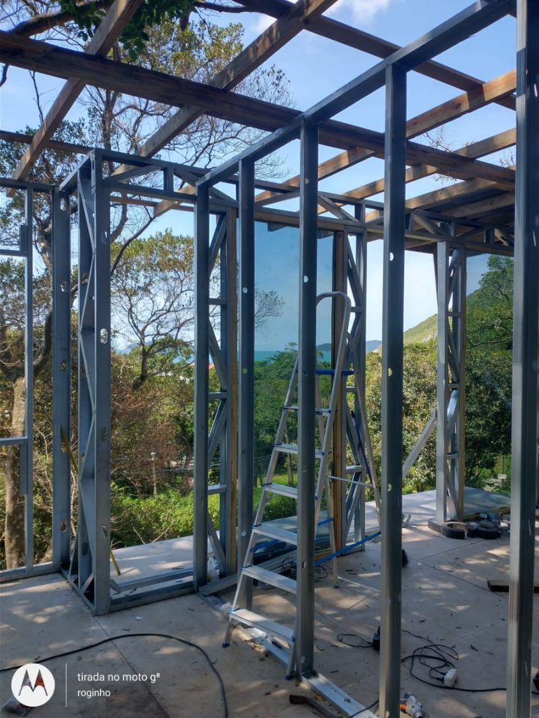 Estrutura de steel frame com parede de vidro