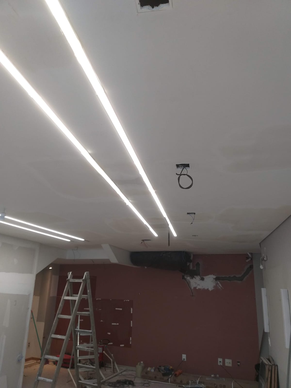 Forros com sancas croicas, testeiras, rebaixos, leds sanca ondulada e rebaixo decorativo.