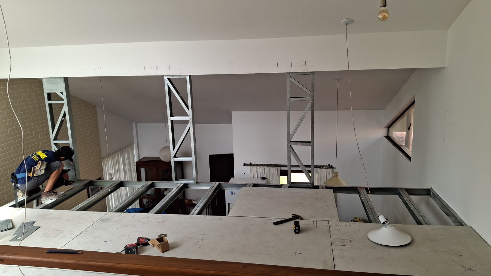 Mezanino interno com guarda-corpo em vidro.