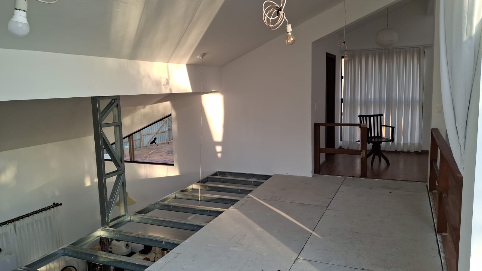 Mezanino interno com guarda-corpo em vidro.