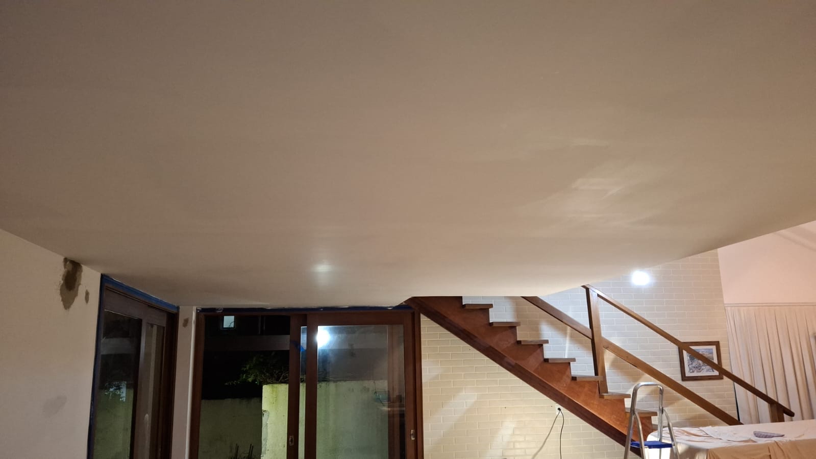 Mezanino interno com guarda-corpo em vidro.