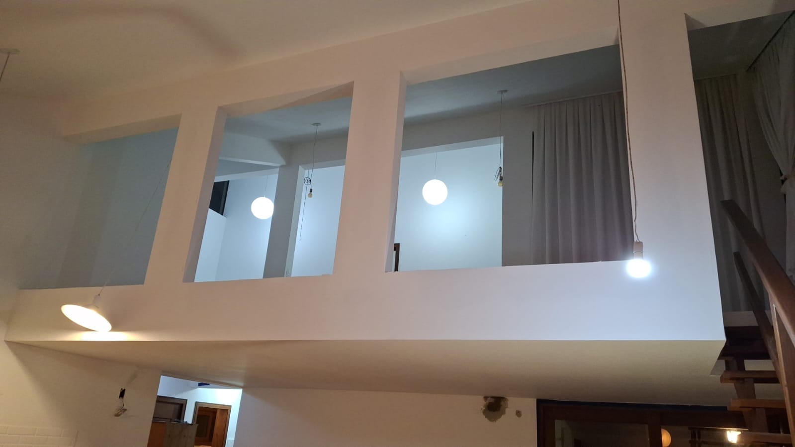 Mezanino interno com guarda-corpo em vidro.