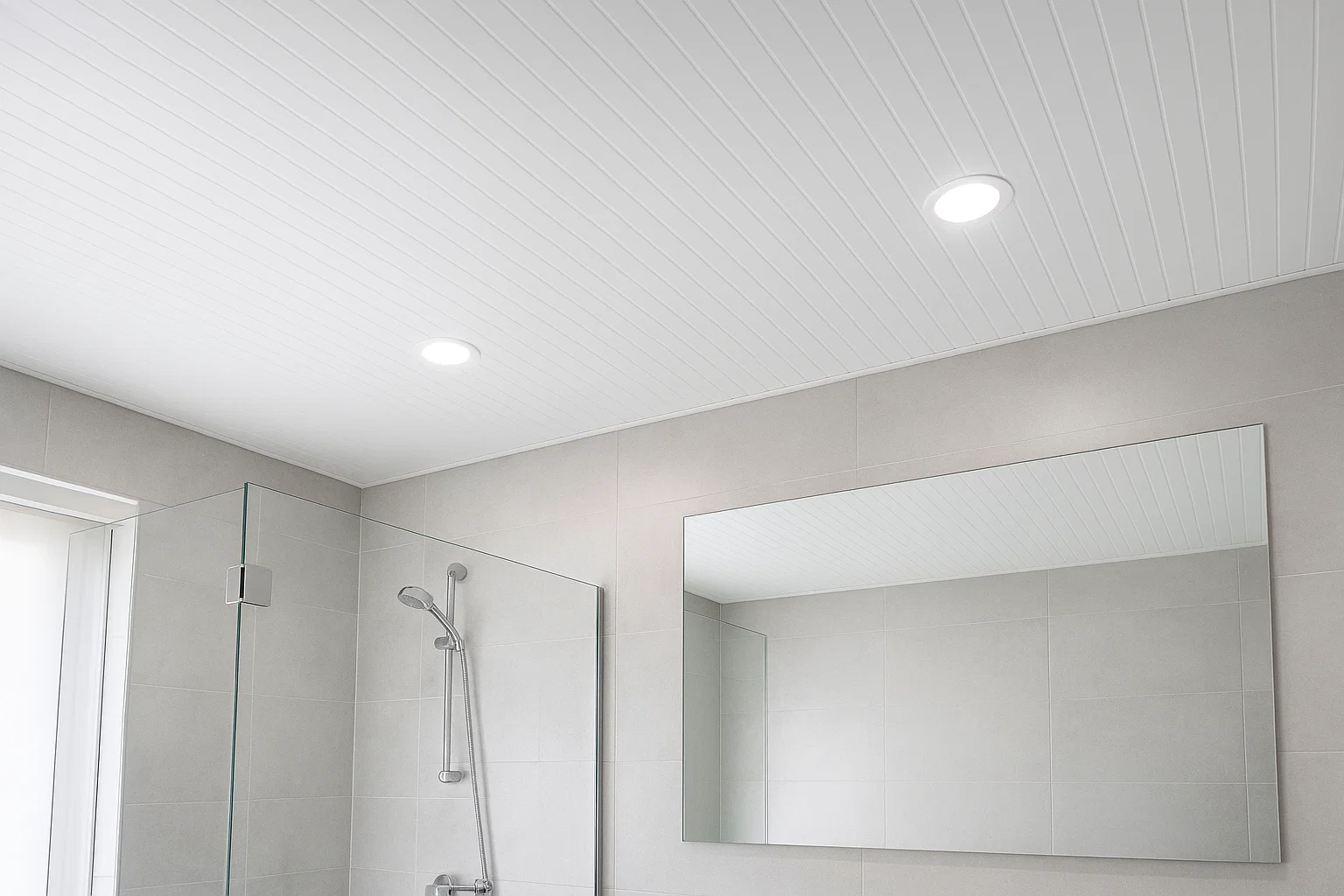 Forro de PVC branco instalado em banheiro moderno com iluminação embutida