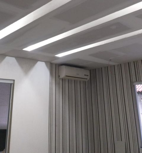 forro de drywall com vigas falsas (ou molduras estruturais aparentes).