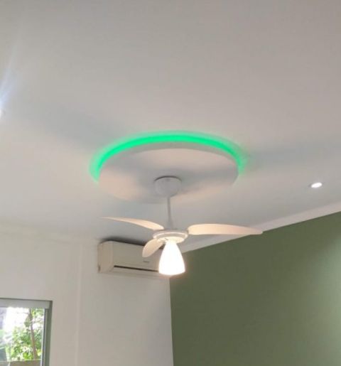 forro de drywall com detalhe curvo (sanca ondulada) e rebaixo decorativo.