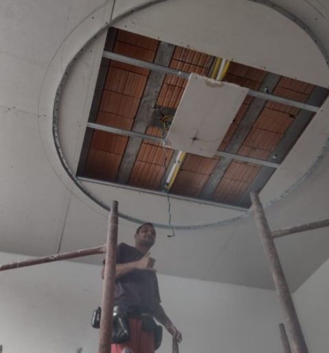 forro de drywall com sanca circular invertida e iluminação indireta em LED