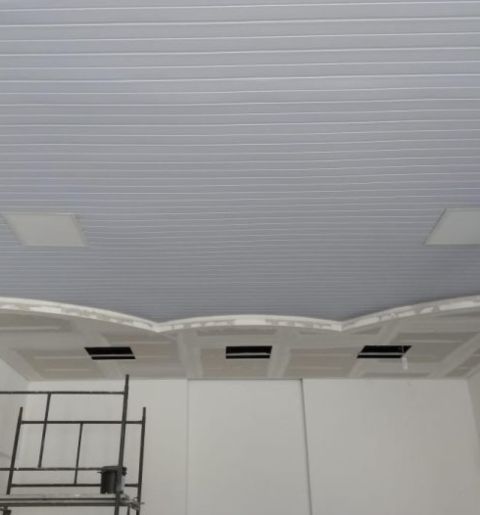 forro de drywall com detalhe curvo (sanca ondulada) e rebaixo decorativo.