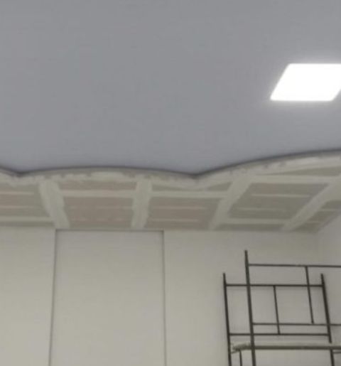 forro de drywall com detalhe curvo (sanca ondulada) e rebaixo decorativo.