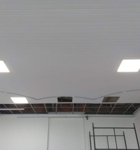 forro de drywall com detalhe curvo (sanca ondulada) e rebaixo decorativo.