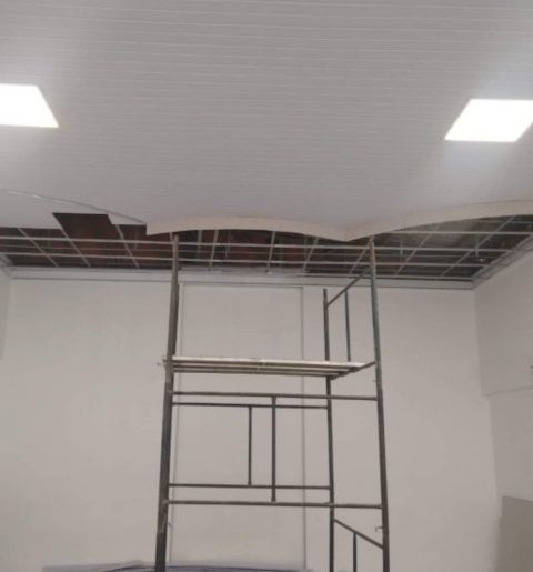 forro de drywall com detalhe curvo (sanca ondulada) e rebaixo decorativo.